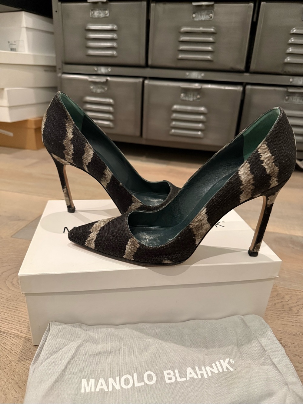 Manolo Blahnik fabric green and black Pointed-Toe Stiletto Pumps